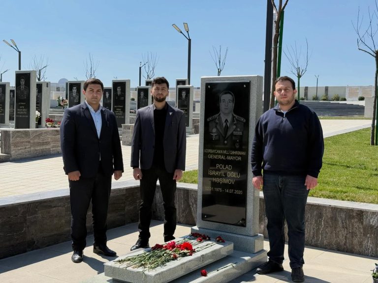AzMİK kollektivi Fəxri xiyabanı ziyarət edib