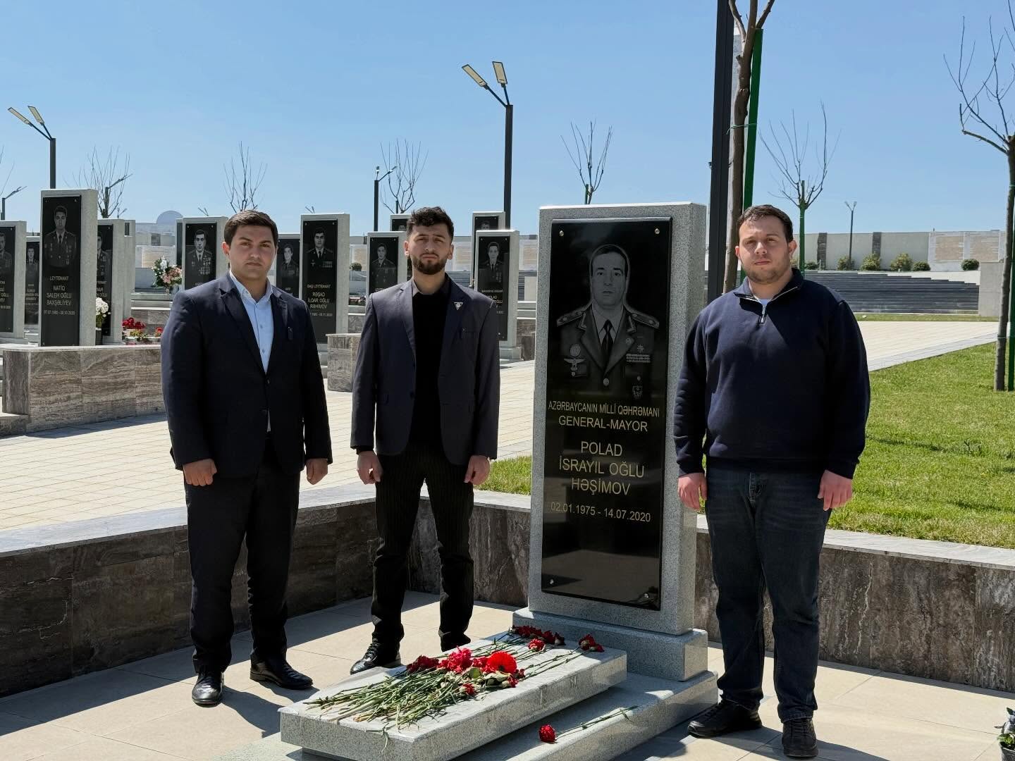 AzMİK kollektivi Fəxri xiyabanı ziyarət edib